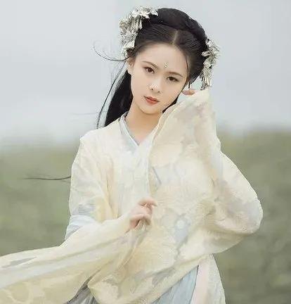 形容女子美丽的句子（女人美丽语录经典短句）